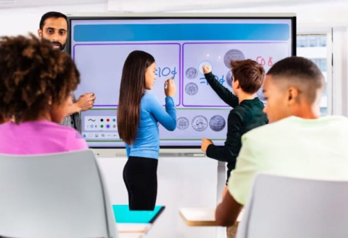Lekcja z monitorem interaktywnym SMART Board — uczniowie pracujący przy ekranie